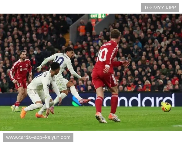 英超曼城边路穿插成效显著，主场掌声四起