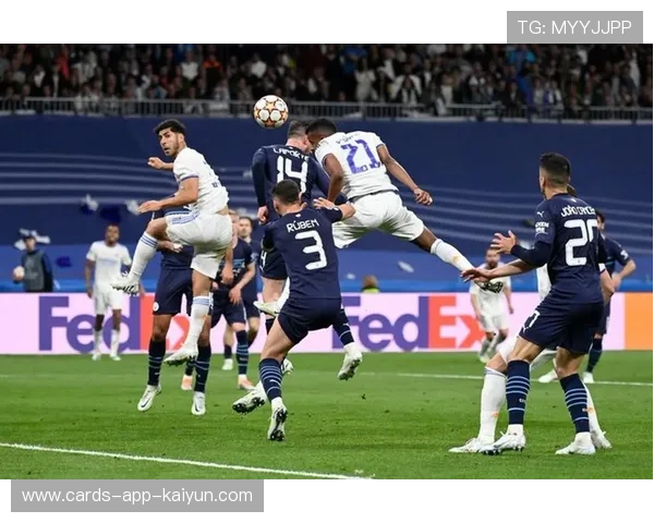 哈兰德抢前点完成头球攻门